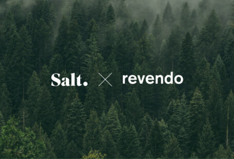 Salt und Revendo Logo vor einem Wald